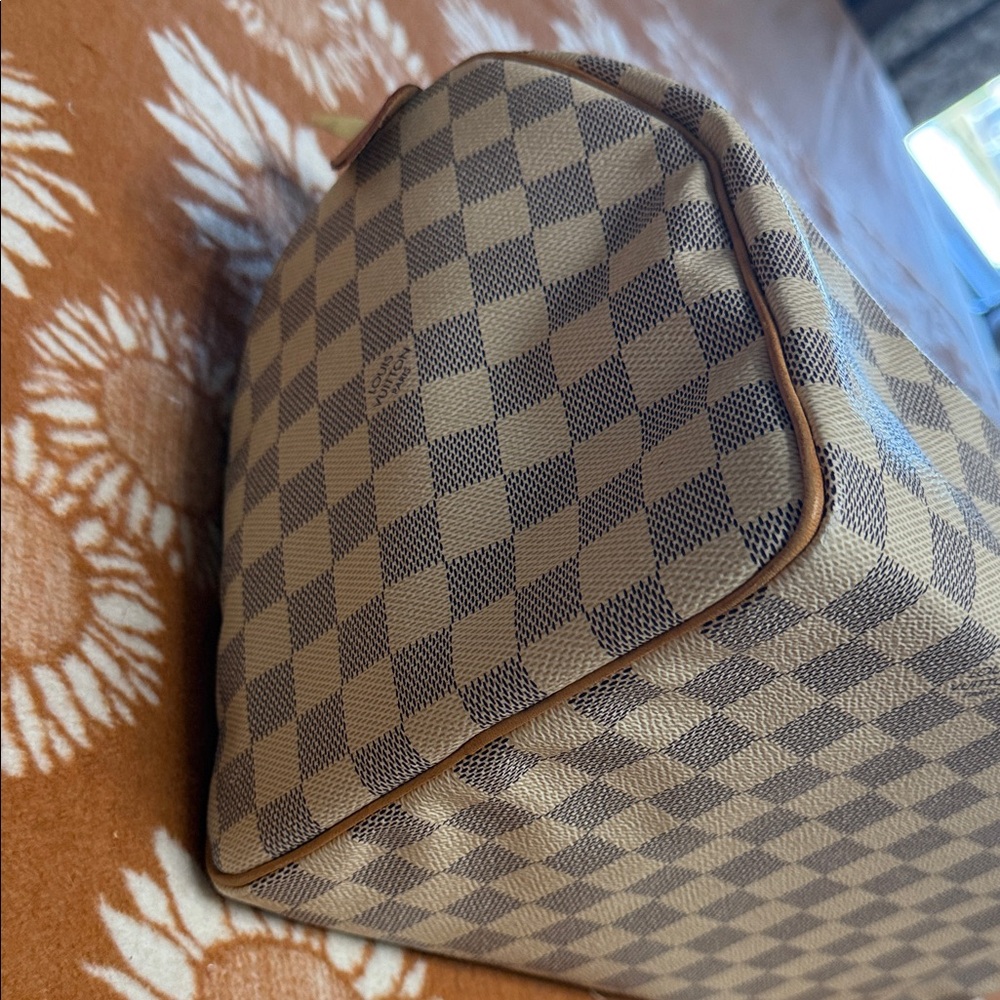 Louis Vuitton Speedy 30 Top-Handle Bag in Cream with Pink Accents. - Picture 4 of 10